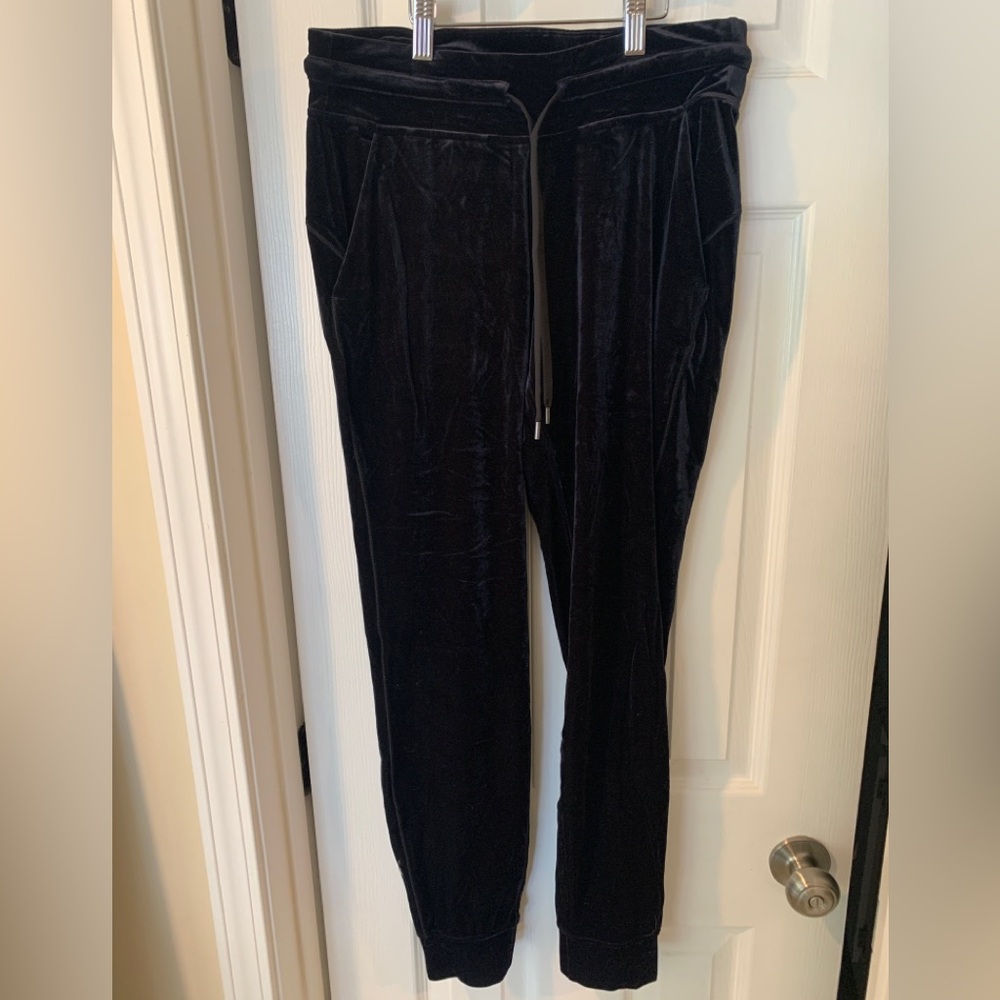 Lululemon ready to crush high rise cropped joggers sz 6 in black crushed velvet